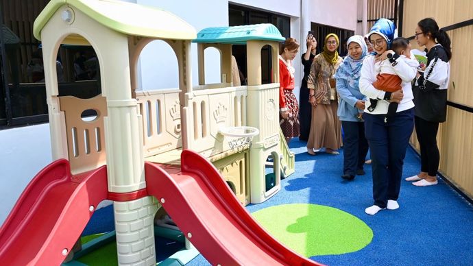 Direktur Keuangan Pertamina Emma Sri Martini saat meninjau fasilitas yang ada di Day Care Pertamina di Kantor Pusat Pertamina, Jakarta. Jumat (11/10/2024)/Foto: Istimewa 