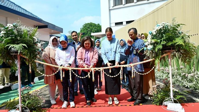 Direktur Keuangan Pertamina Emma Sri Martini saat melakukan prosesi pemotongan pita sebagai tanda resmi pembukaan Day Care Pertamina yang bertepat di Kantor Pusat Pertamina, Jakarta. Jumat (11/10/2024)/Foto: Istimewa 