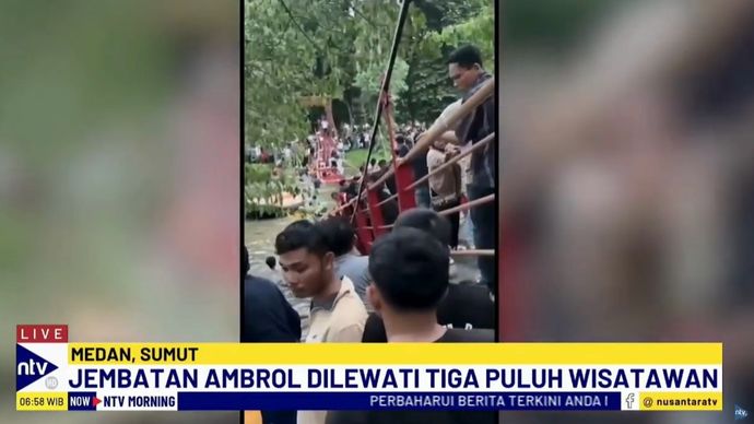 Jembatan gantung Taman Cadika Medan, Sumatera Utara, ambruk akibat kelebihan kapasitas.  