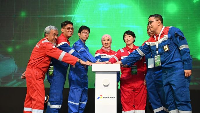 Direktur Utama Pertamina Nicke Widyawati didampingi direksi Pertamina bersama manajemen JOCMEG melakukan injeksi CO2 di Lapangan Sukowati, Bojonegoro, Jawa Timur/Foto: Istimewa 