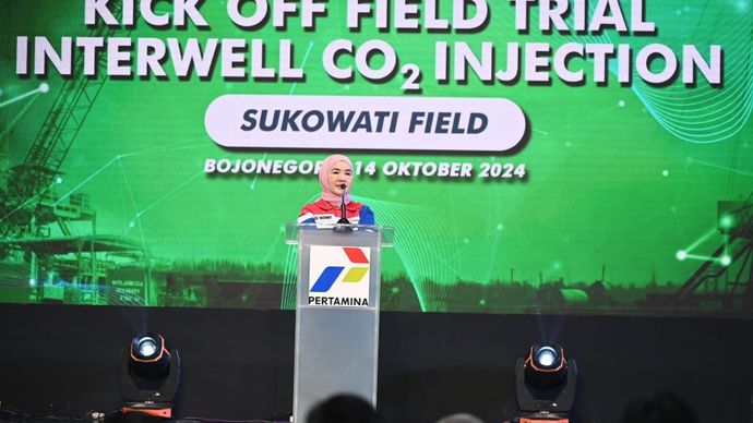 Direktur Utama Pertamina Nicke Widyawati memberikan sambutan pada kick off field trial interwell CO2 Injection di Lapangan Sukowati, Bojonegoro, Jawa Timur/Foto: Istimewa