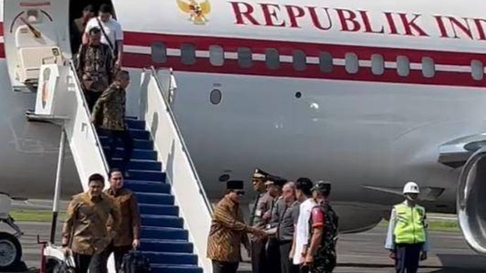 Presiden terpilih Prabowo Subianto turun dari pesawat 'Republik Indonesia'. (Dok.) 