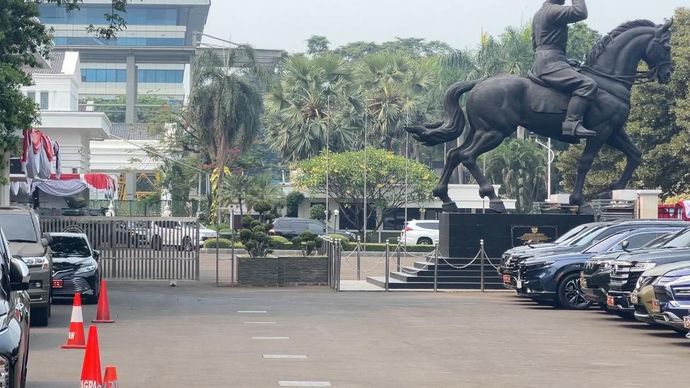 Rombongan kendaraan yang diperkirakan ditumpangi Prabowo, meninggalkan kantor Kemhan. 