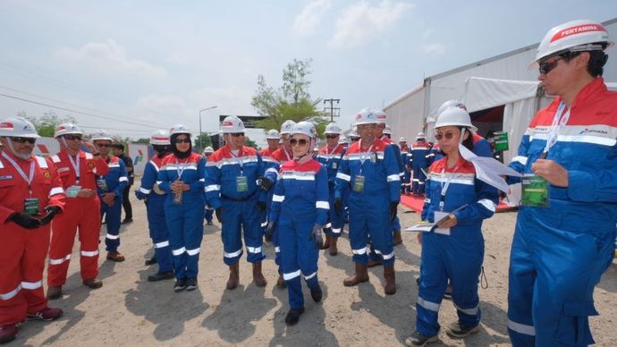 Direktur Utama Pertamina Nicke Widyawati memberikan arahan pada kegiatan injeksi CO2 di Lapangan Sukowati, Bojonegoro, Jawa Timur/Foto: Istimewa 