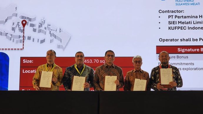 Direktur PT Pertamina Hulu Energi Sulawesi Melati Muhamad Arifin, Direktur SIEI Melati Limited Qin Shenggao, Direktur KUFPEC Indonesia (Melati) B.V Tareeq  M. Ebrahim, Kepala SKK Migas Dwi Soetjipto, dan Plt Direktur Jenderal Migas Kementerian ESDM Dadan Kusdiana berfoto usai melakukan penandatanganan PSC wilayah kerja Melati/Foto: Istimewa