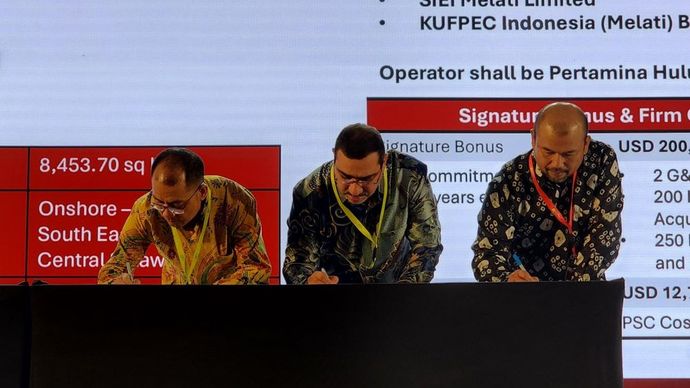 Direktur PT Pertamina Hulu Energi Sulawesi Melati Muhamad Arifin, Direktur SIEI Melati Limited Qin Shenggao, Direktur KUFPEC Indonesia (Melati) B.V Tareeq  M. Ebrahim, Kepala SKK Migas Dwi Soetjipto, dan Plt Direktur Jenderal Migas Kementerian ESDM Dadan Kusdiana melakukan penandatanganan PSC wilayah kerja Melati/Foto: Istimewa