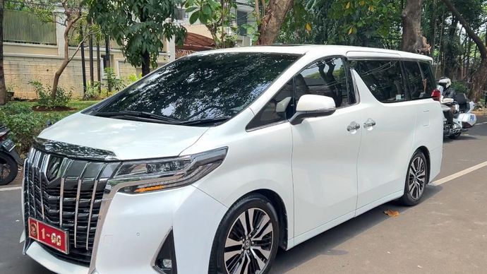 Mobil yang ditumpangi Prabowo Subianto tiba di Kertanegara, Jakarta Selatan. 