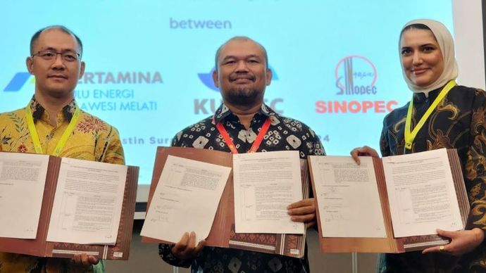 Direktur PT Pertamina Hulu Energi Sulawesi Melati Muhamad Arifin, Direktur SIEI Melati Limited Qin Shenggao dan Country Manager KUFPEC Indonesia Sarah Al-Baker berfoto bersama usai penandatanganan key terms principles JOA WK Melati/Foto: Istimewa