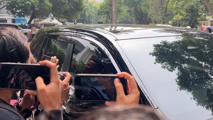 Mobil yang ditumpangi Pramono Anung dikerubungi wartawan yang hendak menanyakan maksud kedatangan ke rumah Prabowo. 