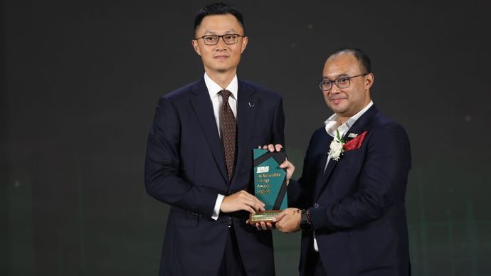 Penyerahan penghargaan dilakukan secara langsung oleh Anggawira, Ketua Umum Relawan Pengusaha Muda Nasional kepada Liu Yan, Marketing Operation Director Wuling Motors. (Foto: Wuling)