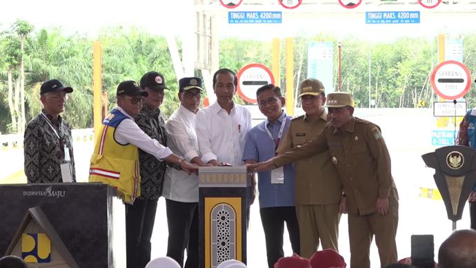 Presiden Jokowi resmikan dua ruas jalan tol yang menjadi bagian Tol Trans Sumatera/Ist