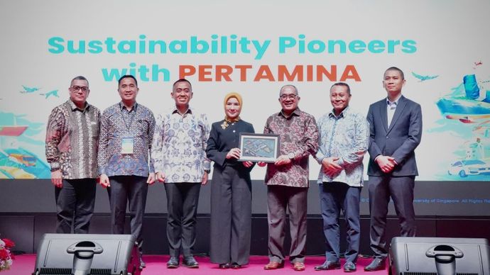 Direktur Utama Pertamina Nicke Widyawati berfoto bersama Duta Besar Republik Indonesia untuk Singapura Suryo Pratomo dan para direksi serta pembicara pada kegiatan Pertamina Goes to Campus 2024 di Singapura/Foto: Istimewa 