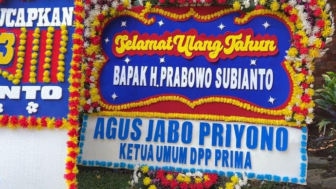 Karangan bunga ucapan selamat ulang ke Prabowo Subianto. 