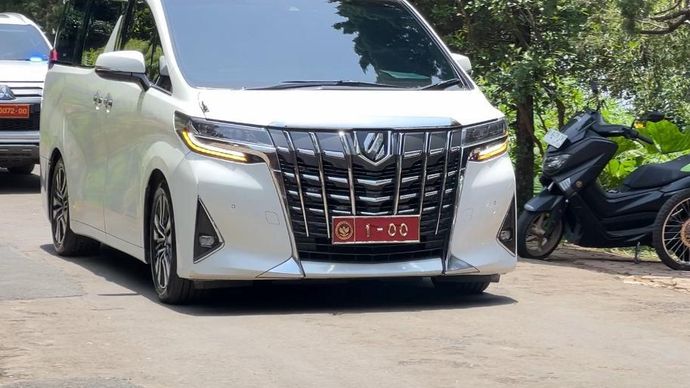 Mobil yang ditumpangi Prabowo meninggalkan Hambalang. 