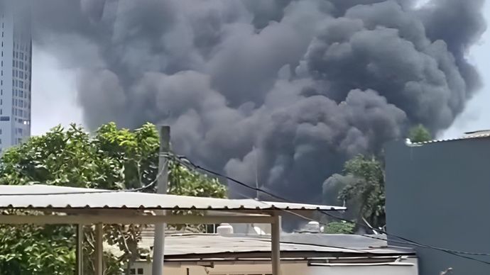 Kebakaran terjadi di pertigaan ABC Duri Kosambi, Cengkareng, Jakarta Barat, pada siang ini, Kamis (17/10).