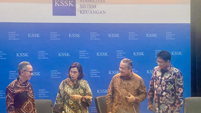 Menteri Keuangan Sri Mulyani bersama Gubernur BI Perry Warjiyo, Ketua DK OJK Mahendra Siregar dan Kepala LPS Purbaya Yudhi Sadewa dalam konferensi pers Hasil Rapat Berkala KSSK IV Tahun 2024 (Ntvnews.id-Muslimin Trisyuliono).