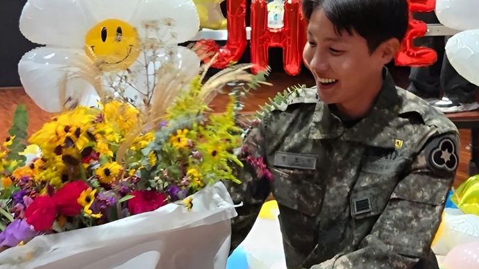 J-Hope BTS telah menyelesaikan tugas wajib militernya pada Kamis (17/10/2024) kemarin. 