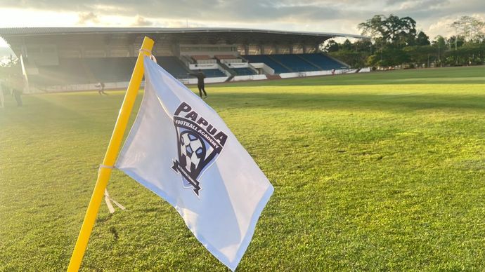 Lapangan sepak bola dengan rumput alami di MSC. 