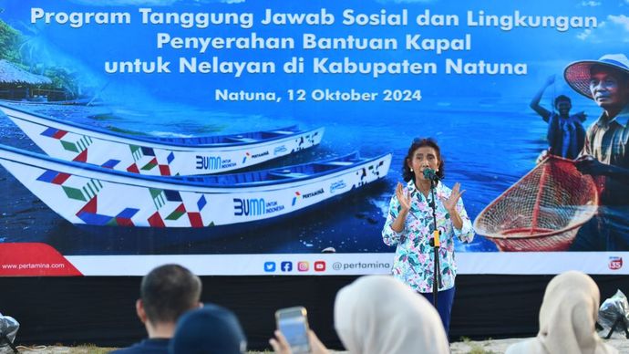 Mantan Menteri KKP Susi Pudjiastuti yang merupakan Pendiri dan CEO Pandu Laut Nusantara memberikan sambutan pada penyerahan kapal dan paket jaring kepada nelayan Natuna dari Pertamina/Foto: Istimewa 