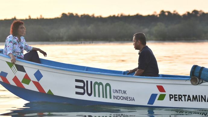 Mantan Menteri KKP Susi Pudjiastuti yang merupakan Pendiri dan CEO Pandu Laut Nusantara menaiki kapal yang diberikan Pertamina untuk nelayan di Natuna/Foto: Istimewa 