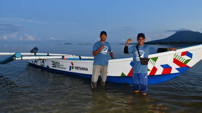 Nelayan Natuna menyambut gembira bantuan kapal dan paket jaring dari Pertamina berkolaborasi dengan Pandu Laut Nusantara/Foto: Istimewa