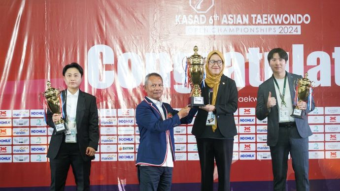 Ketua Umum Pengurus Besar Taekwondo Indonesia (PBTI) Letjen TNI Richard T.H Tampubolon menyerahkan piala kepada para pemenang dalam KASAD 6th Asian Taekwondo Open Championship 2024/Foto: Istimewa