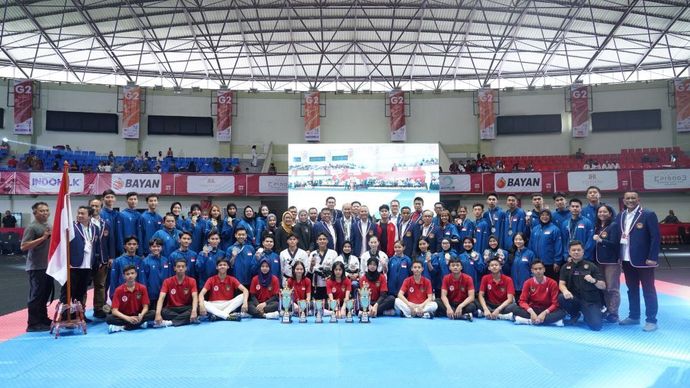 Ketua Umum Pengurus Besar Taekwondo Indonesia (PBTI) Letjen TNI Richard T.H Tampubolon berfoto bersama dengan jajaran pengurus, panitia penyelenggara dan para atlet pada KASAD 6th Asian Taekwondo Open Championship 2024/Foto: Istimewa