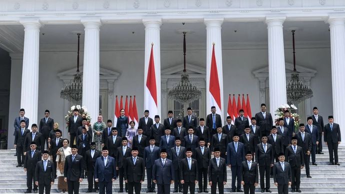 Momen Perdana Presiden Prabowo dan Wapres Gibran Foto Bersama Kabinet Merah Putih