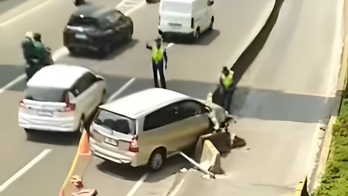 Sebuah mobil menabrak separator jalur Transjakarta di Jl. H.R. Rasuna Said, Jakarta Selatan.