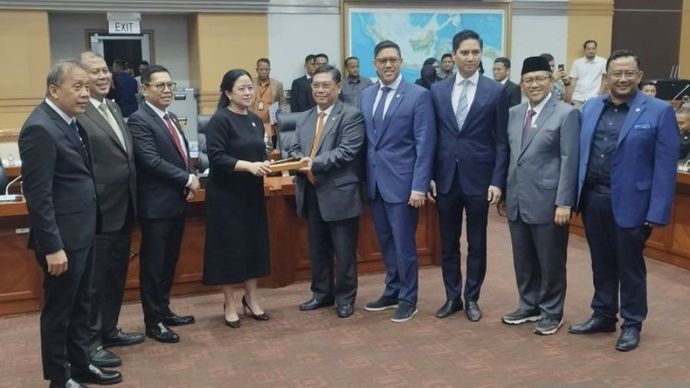 Ketua DPR RI Puan Maharani menyerahkan palu sidang kepada para Pimpinan Komisi I DPR RI di Kompleks Parlemen, Jakarta, Selasa (22/10/2024).