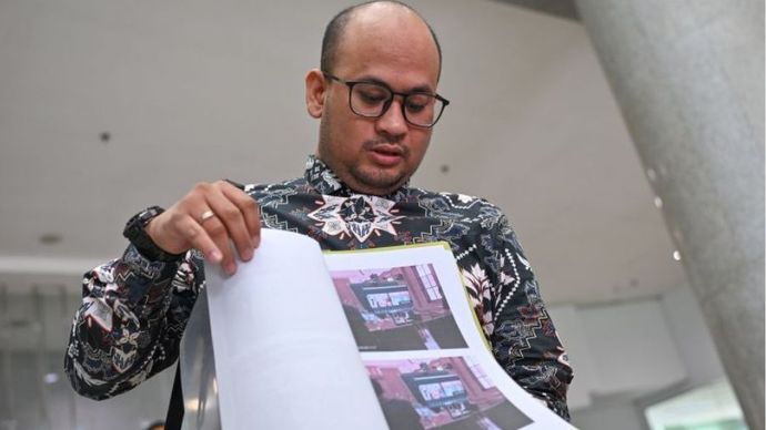 Kuasa Hukum almarhumah Dini Sera Afriyanti, Dimas Yemahura Al Farauq menunjukkan bukti foto-foto berlangsungnya sidang dugaan pembunuhan kliennya usai menjalani pemeriksaan di Gedung Komisi Yudisial (KY), Jakarta, Kamis (8/8/2024).