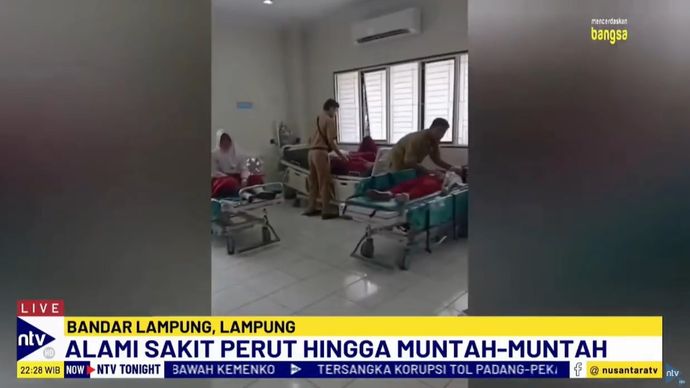 Sebanyak 12 siswa SD Negeri 1 Durian Payung, Bandar Lampung, terbaring di ruang IGD Rumah Sakit Ahmad Dadi Cokrodipo guna mendapatkan penanganan medis diduga akibat keracunan.