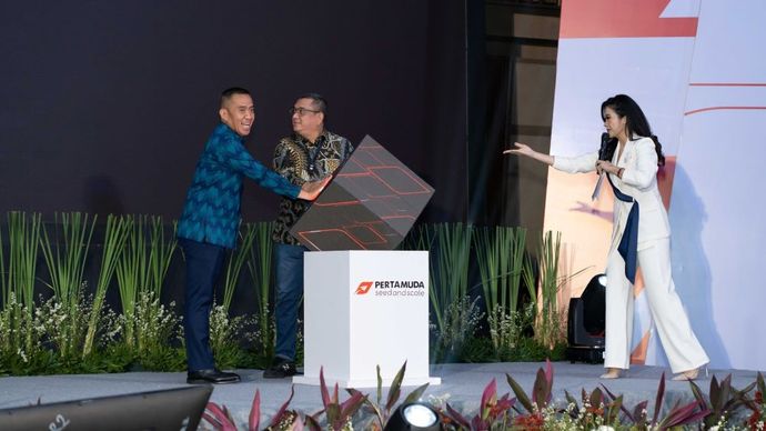 Brahmantya S Poerwadi Corporate Secretary PT Pertamina (Persero) dan Rifky Rakhman Yusuf VP Stakeholder Relations and Management PT Pertamina (Persero) saat selebrasi kick off Pertamuda Seed and Scale 2023 di Grha Pertamina. (Foto: Istimewa/Humas Pertamina)