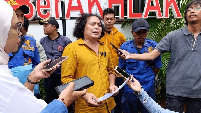 Sandi didampingi oleh kuasa hukumnya, deolipa yumara