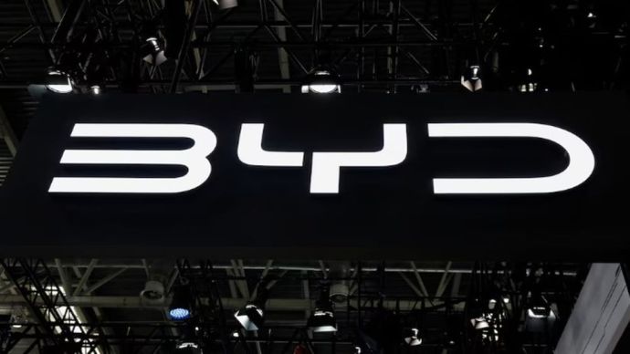 Logo BYD ditampilkan di Pameran Otomotif Internasional Beijing (Auto China 2024), di Beijing, China, 25 April 2024. (Foto: Dok/Tingshu Wang/Reuters)