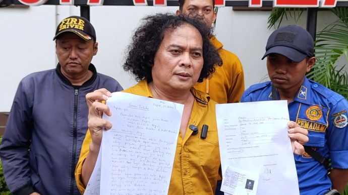 Sandi didampingi oleh kuasa hukumnya, deolipa yumara