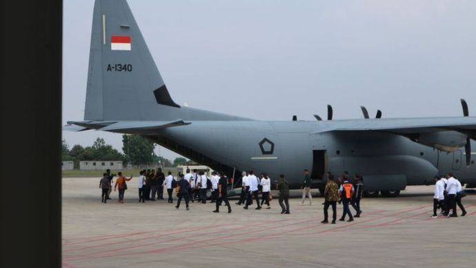 Para menteri Kabinet Merah Putih (berkemeja putih dan topi biru) menaiki Pesawat Super Hercules untuk bertolak ke Magelang, Jawa Tengah, Kamis (24/10/2024).