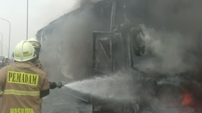 Bus terbakar di Tol Wiyoto Wiyono