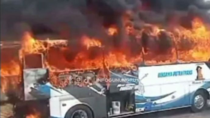 Bus pariwisata terbakar