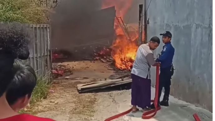 Kebakaran di gudang mebel di Jalan H. Sarmah, Parigi Lama, Pondok Aren, Tangerang Selatan, Jumat siang (25/10/2024).