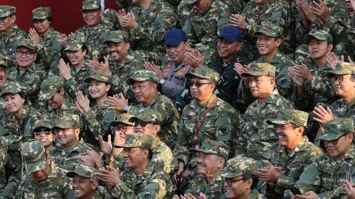 Kapolri Jenderal Listyo Sigit Prabowo dan Panglima TNI Jenderal Agus Subiyanto yang tak mengenakan seragam Komcad. 