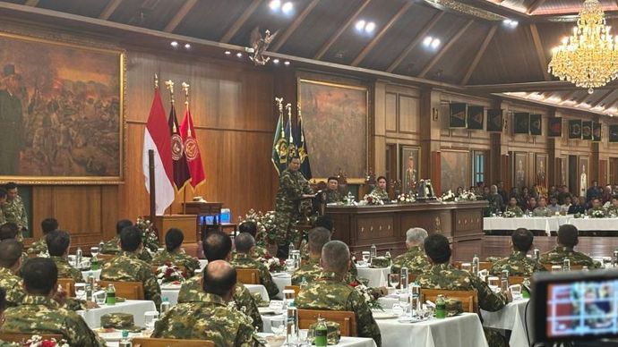 Presiden Prabowo Subianto saat makan malam bersama taruna Akmil