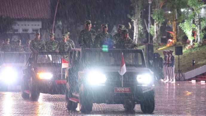 Presiden Prabowo saat cek pasukan parade senjata Akmil