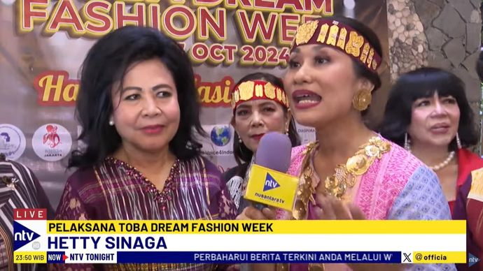 Direktur PT Nusantara Harum Cemerlang, Lina Tampubolon dan Pelaksana Toba Dream Fashion Week, Hetty Sinaga.