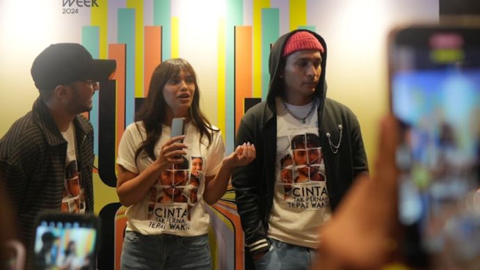 Para Cast Antusias, Film 'Cinta Tak Pernah Tepat Waktu' Tayang Perdana di Jakarta Film Week