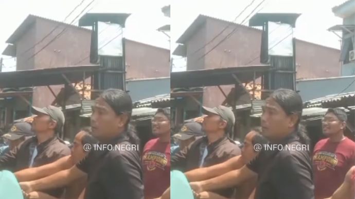 Warga renovasi jembatan kali cakung