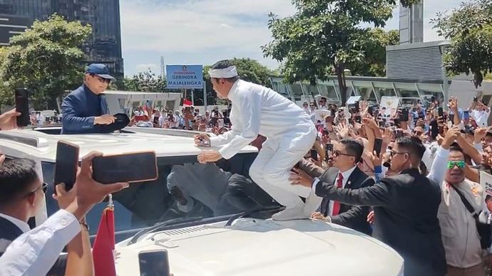 Dedi Mulyadi saat diminta naik ke atas mobil Presiden Prabowo.  <b>(ANTARA/HO-Dok Dedi Mulyadi)</b>