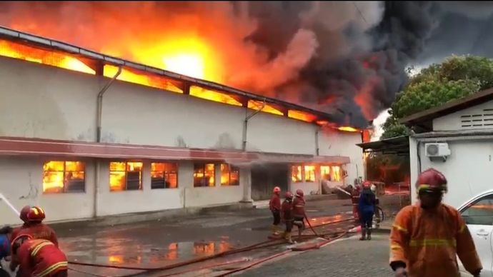 Kebakaran melanda Pabrik Indoraya di Karawaci, Tangerang, Senin sore (28/10/2024).