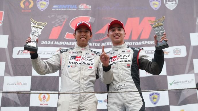 Pembalap TOYOTA GAZOO Racing Indonesia Jordan Johan dan Amato Rudolph yang mengemudikan All-New Agya GR Sport, masih membuka peluang meraih gelar Juara Nasional Kelas Rising Star ITCR 1.200 (Foto: Istimewa)