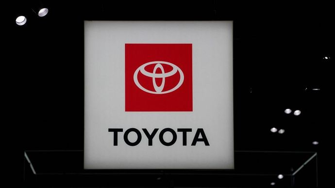 Logo Toyota pada acara New York International Auto Show, di Manhattan, New York City, Amerika Serikat, 5 April 2023. (Foto: Dok/David 'Dee' Delgado/Reuters)